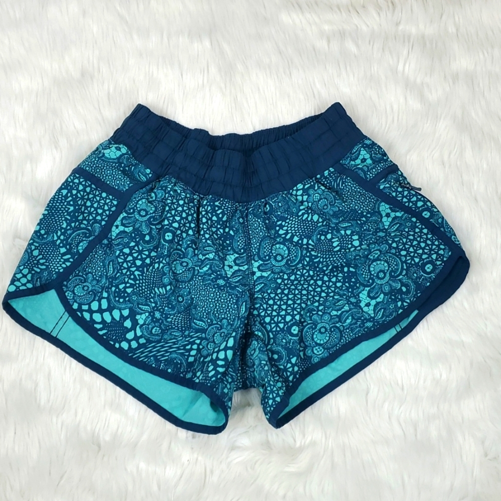 Lululemon Tracker Shorts Women Size 6 Floral Green Elastic Waist